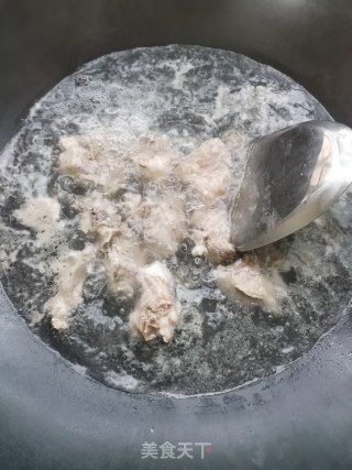 酸甜排骨炖花生步骤2