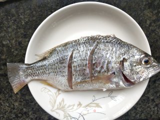 红烧海鲫鱼步骤1