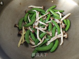 蟹味菇炒甜豆步骤5