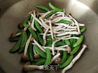 蟹味菇炒甜豆步骤3