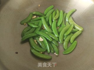 蟹味菇炒甜豆步骤2