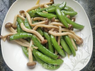 蟹味菇炒甜豆步骤6