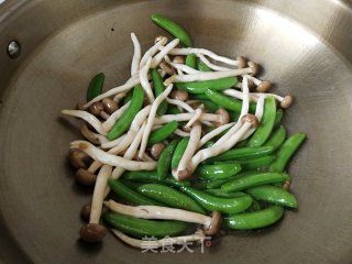 蟹味菇炒甜豆步骤4