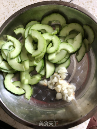 青椒炒黄瓜步骤1