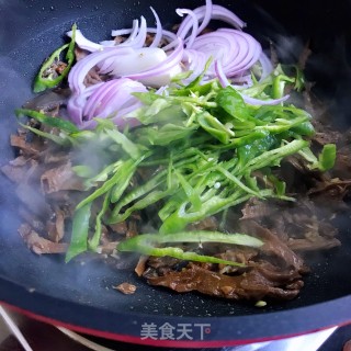青椒洋葱炒烟笋步骤8