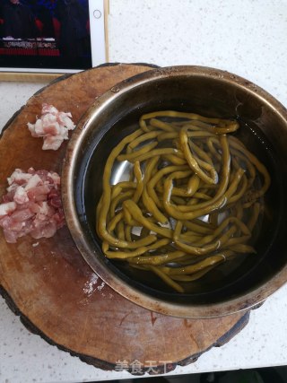 酸豆角肉末步骤1