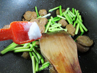 蒜薹炒牛肉丸步骤6