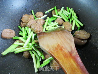蒜薹炒牛肉丸步骤5