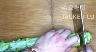 家常清炒莴笋丝，营养鲜香，清新爽脆，很有食欲。步骤1
