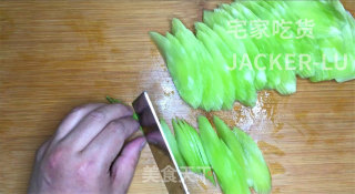 家常清炒莴笋丝，营养鲜香，清新爽脆，很有食欲。步骤3