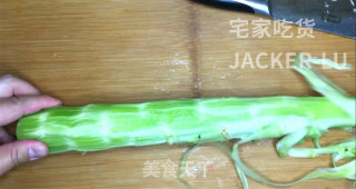 家常清炒莴笋丝，营养鲜香，清新爽脆，很有食欲。步骤2