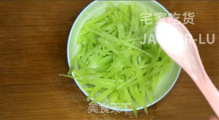 家常清炒莴笋丝，营养鲜香，清新爽脆，很有食欲。步骤5