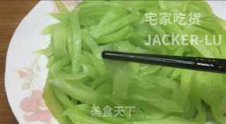 家常清炒莴笋丝，营养鲜香，清新爽脆，很有食欲。步骤9