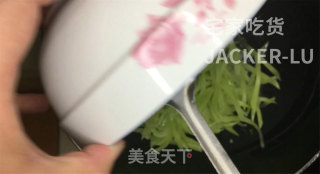家常清炒莴笋丝，营养鲜香，清新爽脆，很有食欲。步骤7
