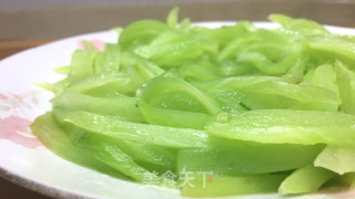 家常清炒莴笋丝，营养鲜香，清新爽脆，很有食欲。步骤10