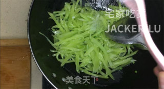 家常清炒莴笋丝，营养鲜香，清新爽脆，很有食欲。步骤8