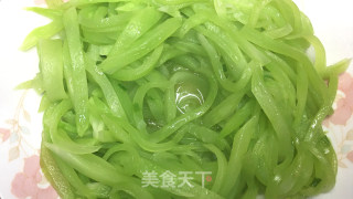家常清炒莴笋丝，营养鲜香，清新爽脆，很有食欲。步骤11