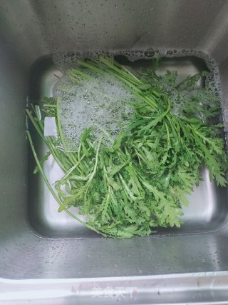 油渣炒茼蒿步骤1