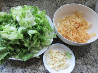 生菜炒豆腐皮步骤1