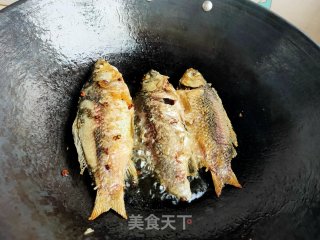 家熬鲫鱼步骤7