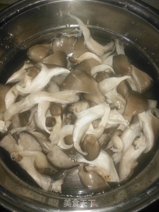 比肉还要好吃的孜然平菇步骤2