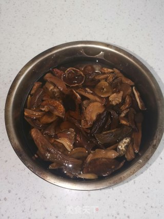爆炒牛肝菌步骤1