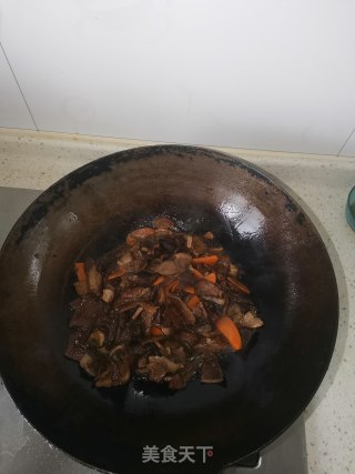 爆炒牛肝菌步骤5