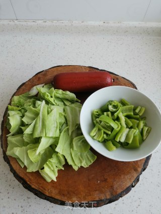 尖椒圆白菜炒香肠步骤2