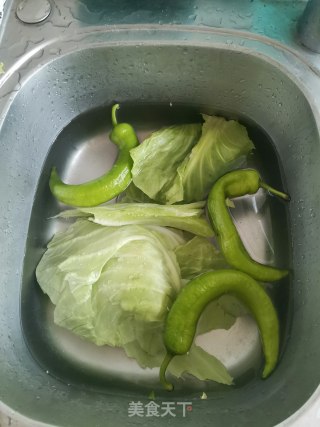 尖椒圆白菜炒香肠步骤1