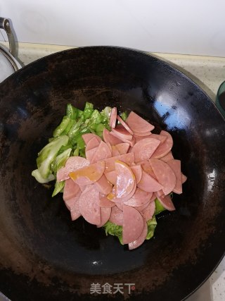 尖椒圆白菜炒香肠步骤4