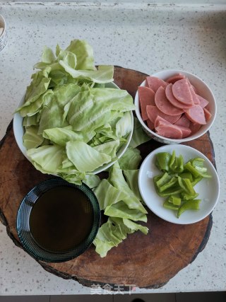 尖椒圆白菜炒香肠步骤3