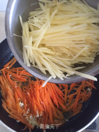 蒜苔炒双丝步骤6