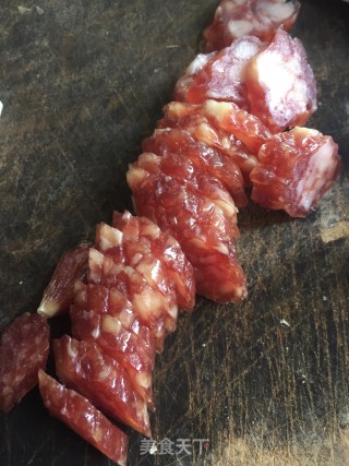 黑木耳洋葱炒腊肠步骤1