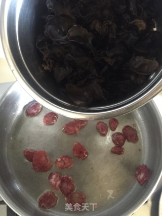 黑木耳洋葱炒腊肠步骤5
