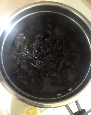 黑木耳洋葱炒腊肠步骤3