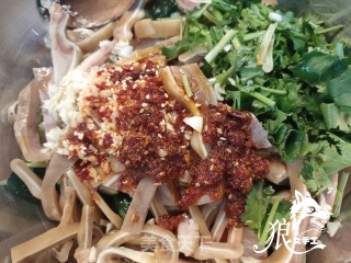黄瓜拌耳丝步骤4