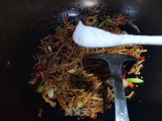 肉丝韭菜炒豆腐丝步骤4