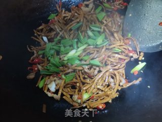 肉丝韭菜炒豆腐丝步骤6
