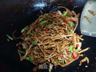 肉丝韭菜炒豆腐丝步骤7