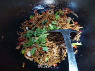 肉丝韭菜炒豆腐丝步骤5
