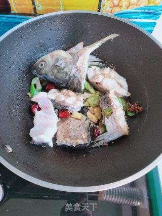 酱烧草鱼步骤7