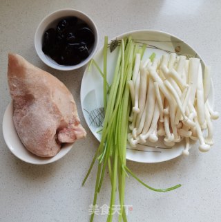 白玉菇炒肉丝步骤1