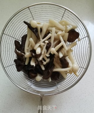 白玉菇炒肉丝步骤9