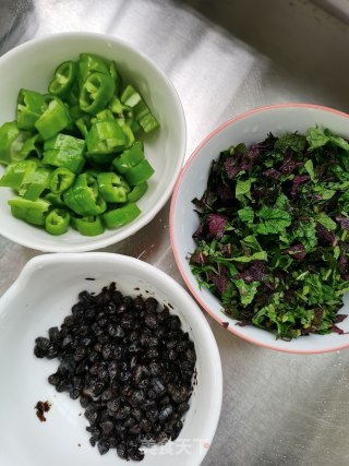豆豉紫苏煮辣椒步骤1