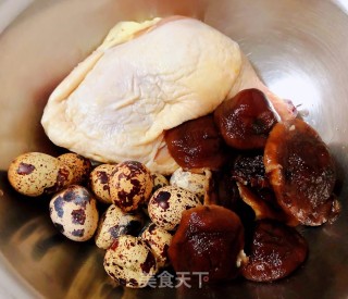 香菇鹌鹑蛋炖鸡腿步骤1