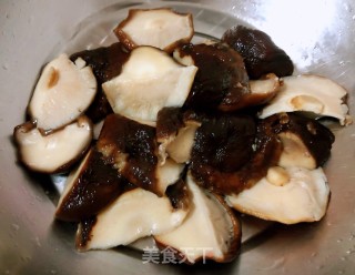 香菇鹌鹑蛋炖鸡腿步骤5