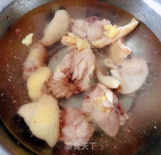 香菇鹌鹑蛋炖鸡腿步骤3