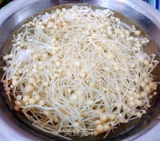 辣白菜金针菇猪头肉豆腐汤步骤3