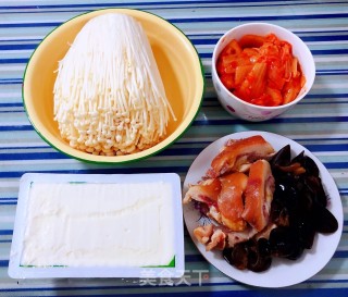 辣白菜金针菇猪头肉豆腐汤步骤1
