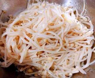 辣白菜金针菇猪头肉豆腐汤步骤4